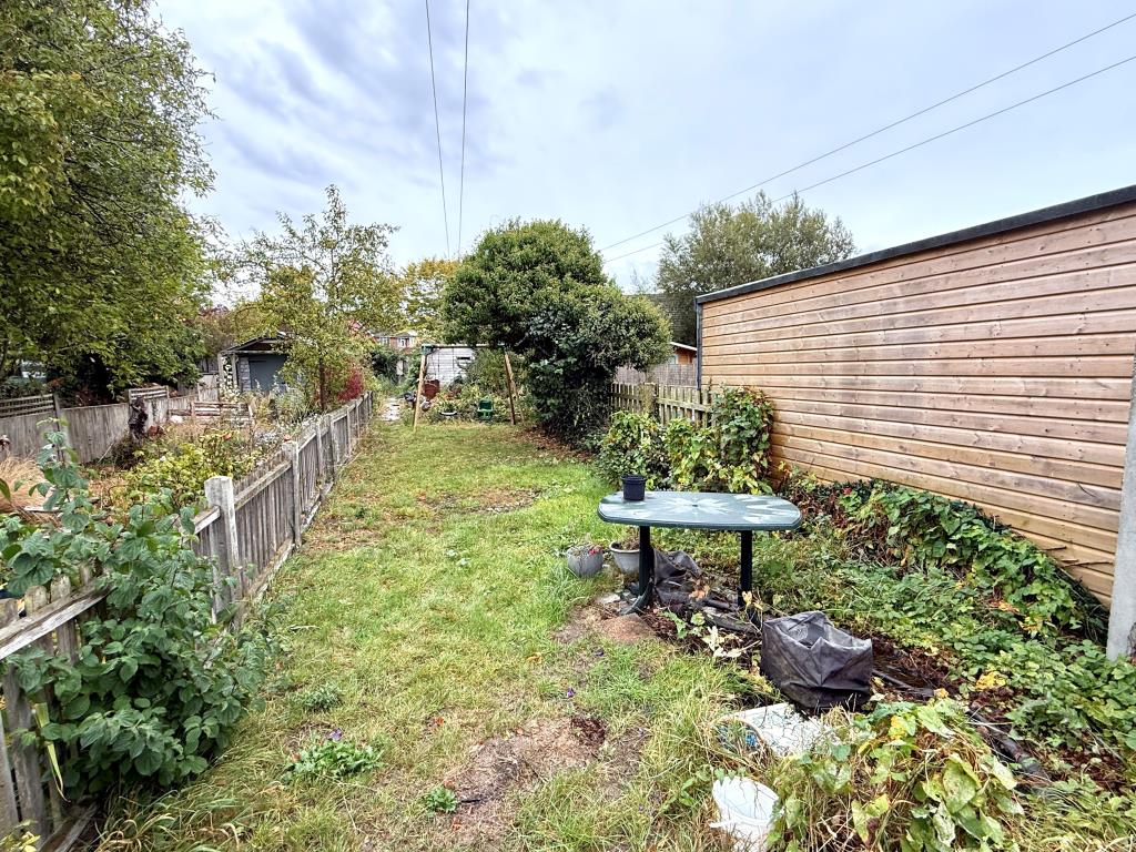 Lot: 132 - THREE-BEDROOM HOUSE FOR IMPROVEMENT - Rear garden